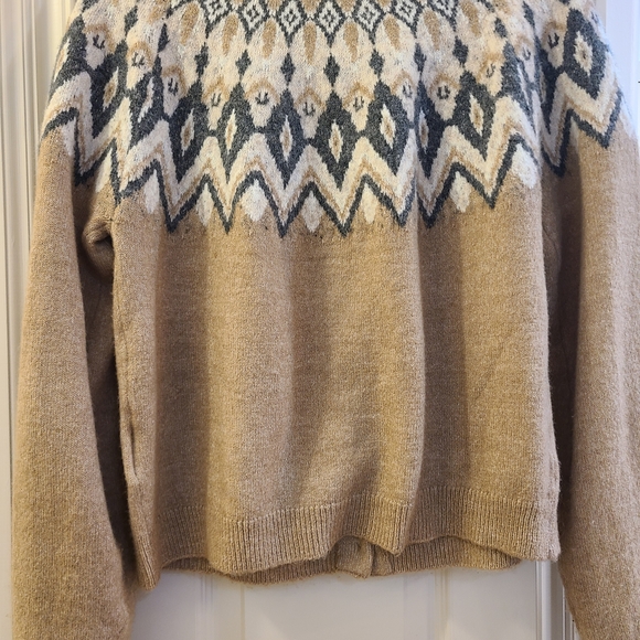 Women's Tan and Cream Patterned Sweater cardigan. - Picture 4 of 4